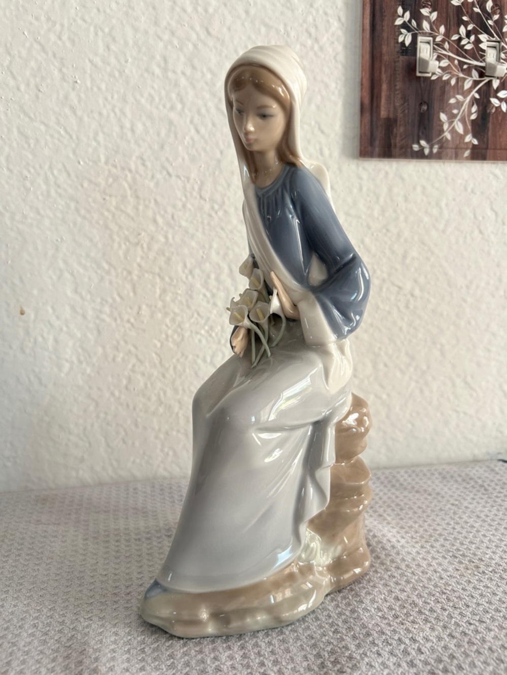 Lladro Porcelain Girl sitting with Calla Lillies - perfect condition!